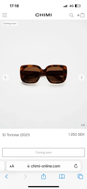 CHIMI solglasögon  - Köpte i somras och har bara haft med mig i väskan men aldrig haft på mig dom! Kommer i med dustbag, hårt fodral, samt avtorkningsduk!  Det hårda fodralet har en liten repa annars är allt som nytt!  Originalpris 1250kr 