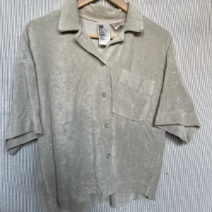 H&M frottéskjorta, stl S - Frottéskjorta som kan användas både som pyjamaströja, men också superhärligt att bära på sommaren. Bra skick. Normal i storleken.