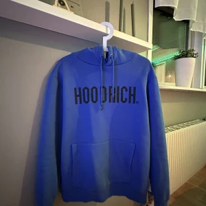 Hoddrich hoddie - Blå Hoodrich hoodie i storlek M bra skick Mitt pris 500kr