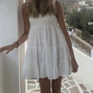 Zara klänning💕💕💕 - Säljer denna sjukt populära och snygga zara klänning som är slutsåld!!😍💕såå fin att ha både som klänning och som kjol med en najs tröja över🥰bilderna är lånade, på sista bilden visas en liten defekt😇🫶 