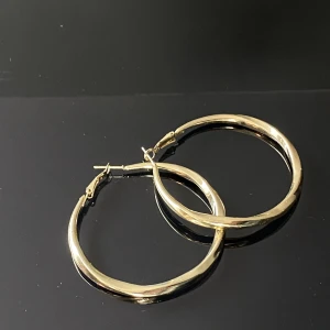 Guldiga örhängen  - Stora guldiga hoops örhängen som är såå fina men tyvärr aldrig fått användning för. Nyskick💕