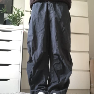 Urban outfitters parachute pants - Prachute pants från urban outfitters, inte så använda men säljer dem för att de inte är min still längre, skriv för fler frågor eller bilder pris går att diskutera 