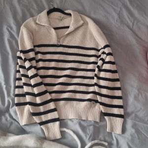 Stickad randig tröja🫶🏻🫶🏻 - Säljer denna suuuper fina stickade tröjan i S jätte fin nu till hösten och vintern💞 Inget fel på bara inte kommit till andvändning