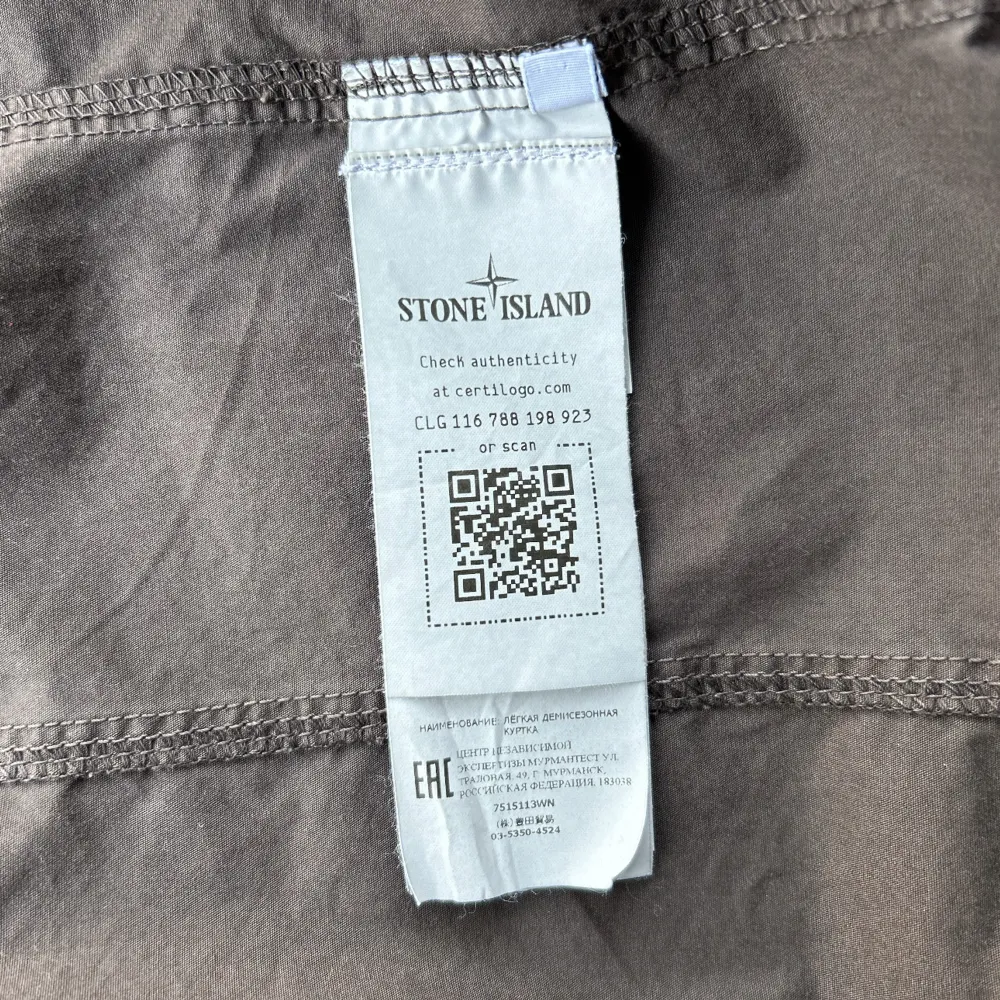 Säljer denna jacka från Stone Island, skriv även för eget prisförslag! . Jackor.