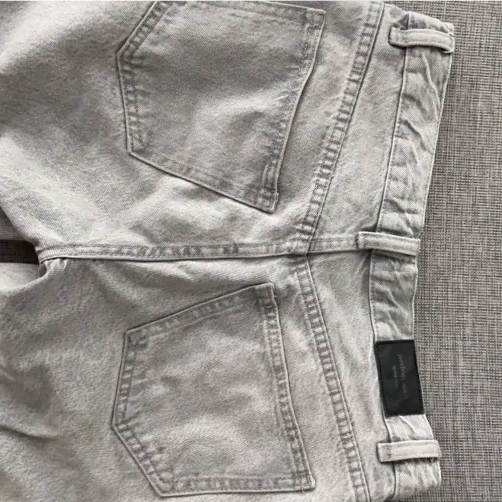 Supersnygga gråa low waist jeans från Gina🤍jättefint skick! Nypris:500kr landade bilder🤍. Jeans & Byxor.