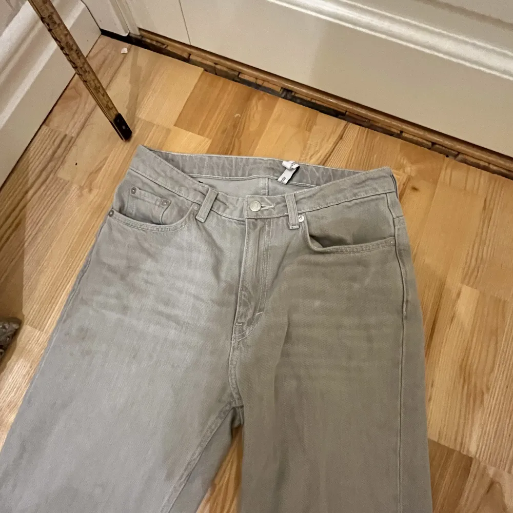 Snygga högmidjade grå jeans från Weekday🤟🏼   . Jeans & Byxor.