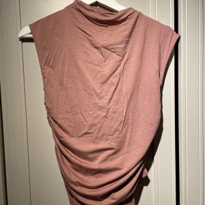 Soft touch set från Gina - Soft touch set i från Gina Tricot Använd en gång Toppen är i strl M och kjolen S