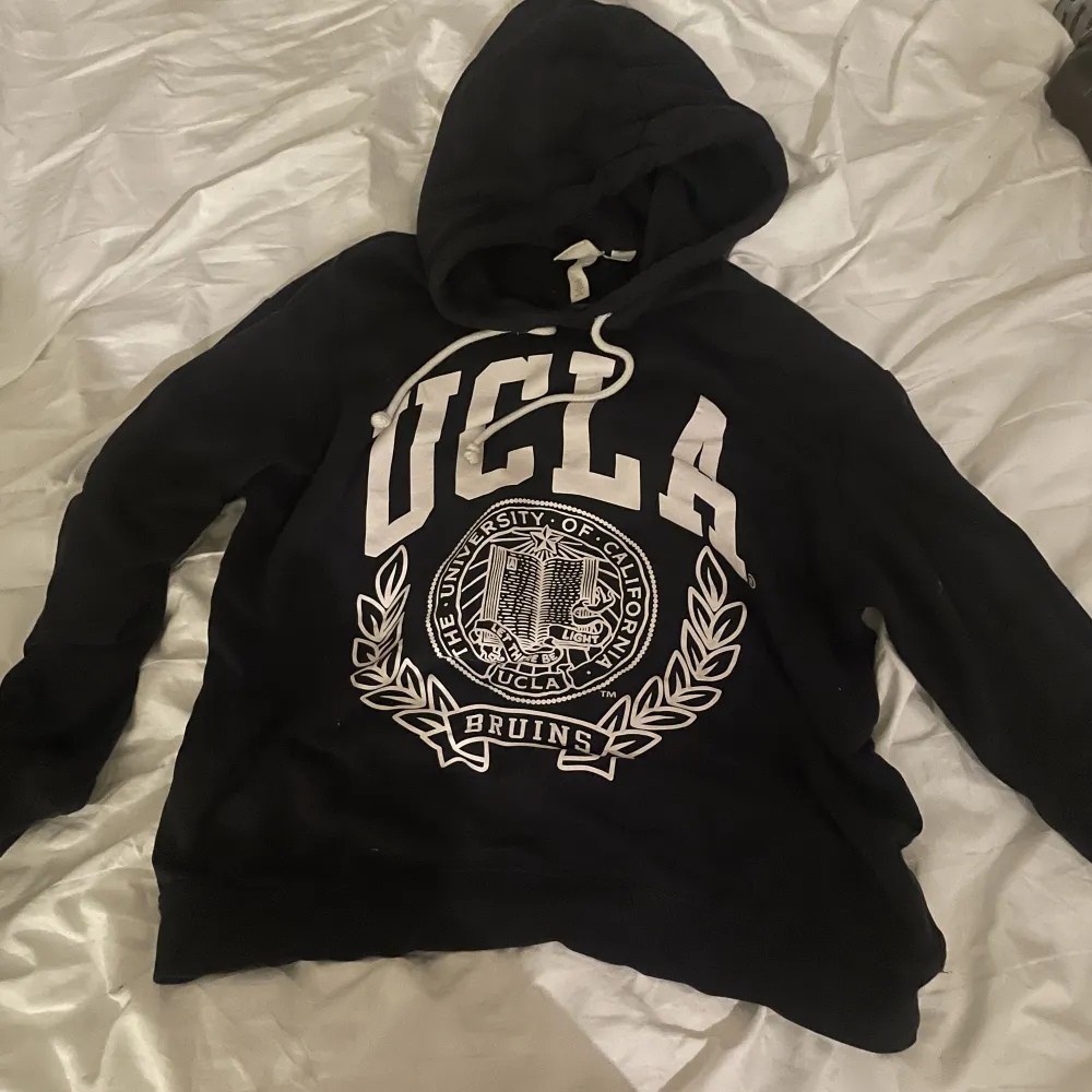 Marinblå/ mörkblå hoodie med vitt UCLA tryck. Hoodies.