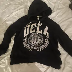 Marinblå/ mörkblå hoodie med vitt UCLA tryck