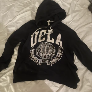 Hoodie med tryck - Marinblå/ mörkblå hoodie med vitt UCLA tryck