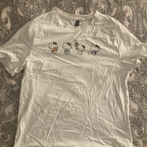 Hello Kitty tröja - Jätte söt hellokitty tröja. Knappt använd, köpt för något år sedan 💞
