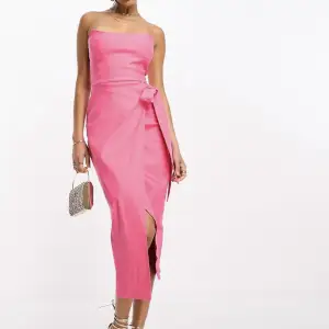 Så himla fin rosa klänning från Asos (märket Vesper). Använd en gång💞💞💕💕💕💕💕💕💕