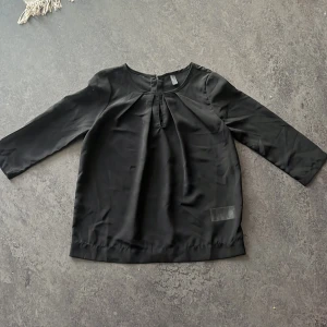 Blus XS - Blus - lite genomskinligare med 3/4 ärmar. Gullig dragkedja i ryggen, veckas framtill vid urringning. Svart VeroModa  Storlek: 34/XS  Sparsamt använd!