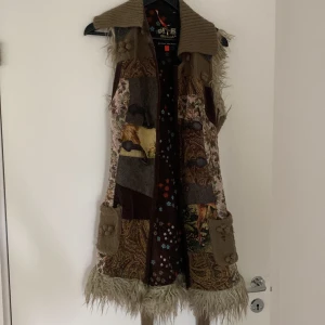 Jacka - Ok skick, de stickade delarna och pälsen är sliten men charmig ändå 