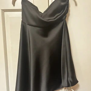 festtopp - snygg festtopp som aldrig kommit till användning då den var för liten vid bysten! strlk M men passar mer S. Från Zara! 