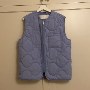 Dunväst arket - väldigt bra skick dunväst från arket.