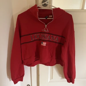 Röd h&m tröja - En röd h&m tröja med dragkedja i kragen, jag skulle säga att storleken ligger någonstans mellan s och kanske m 🌼 Den är i bra skick 