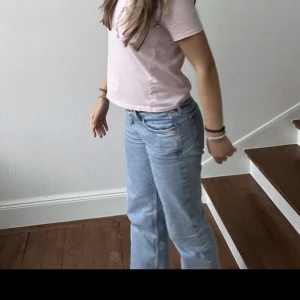 low waist jeans  - ljusblå low waist jeans från weekday i modellen ”arrow” storlek W26 L30. inga defekter och som nya. sparsamt änvända💞