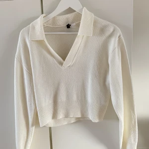 Croppad tröja med krage - Finstickad tröja med v-ringning och krage i lite off white. Sparsamt använd