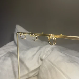 Små glansiga örhängen - Oanvända🤍 ⭐️Säljer mycket smycken nu då jag har för mycket och rensar, så bara att skriva vid frågor eller behov av fler bilder🤍✨🌟Paketpris vid köp av flera smycken/plagg.