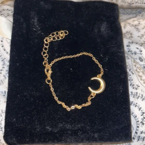 Måne armband - Ett jätte sött armband med ett måne på den som är helt ny och helt oanvänd. Den är i ett perfekt skick. 