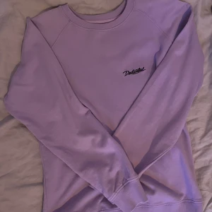 Lila tjock tröja💜 - En fin lila tjock tröja💜 Vet ej va de e för märke men aja. Den är i bra kvalite och den passar inte riktigt mig nån mer🤍