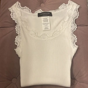 Spetslinne från rosemunde  - Säljer detta linne från rosemunde, använt en gång och inga defekter, storlek xs❤️