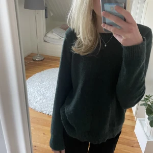 Stickad tröja  - Säljer denna fina stickade tröja i jättefint skick 💗