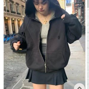 Mörkgrå oversized kofta  - En mörkgrå oversized kofta från brandy Melville!💓