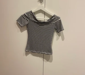Randig Off Shoulder T-Shirt - Helt ny, aldrig använd bara provad.  Nypris : 150kr