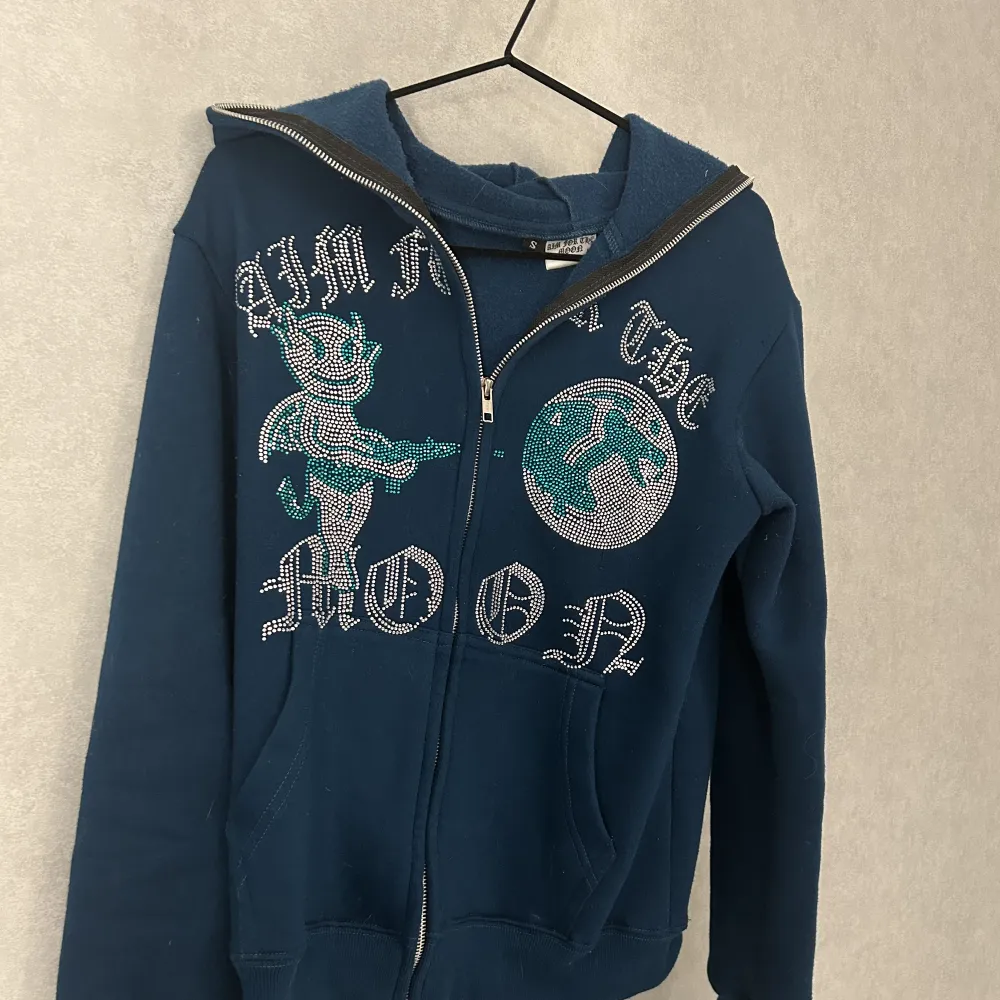 knappt använd, från AIM FOR THE MOON. kostade runt 900kr nypris. . Hoodies.