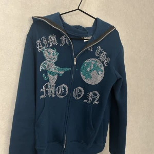 zip hoodie - knappt använd, från AIM FOR THE MOON. kostade runt 900kr nypris. 