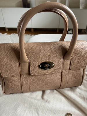 Mulberry väska  - Helt ny väska från märket Mulberry.  Modellen: soft small bayswater  Färg: light salmon  Påse kommer till plus allt på bild 3. Nypris: 14 000kr  Pris kan diskuteras vid snabb affär. 