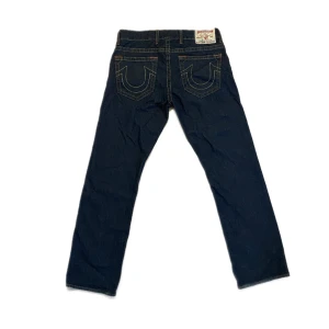 True religion jeans - Säljer de här feta jeansen för att d va lite för stora på mig. För fler bilder på dem så är det ba att kontakta mig.😁