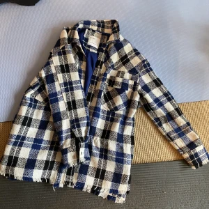 Rutig jacka - Rutig härlig höstjacka från Bershka. Den är i fint skick! Använd fåtal gånger😊