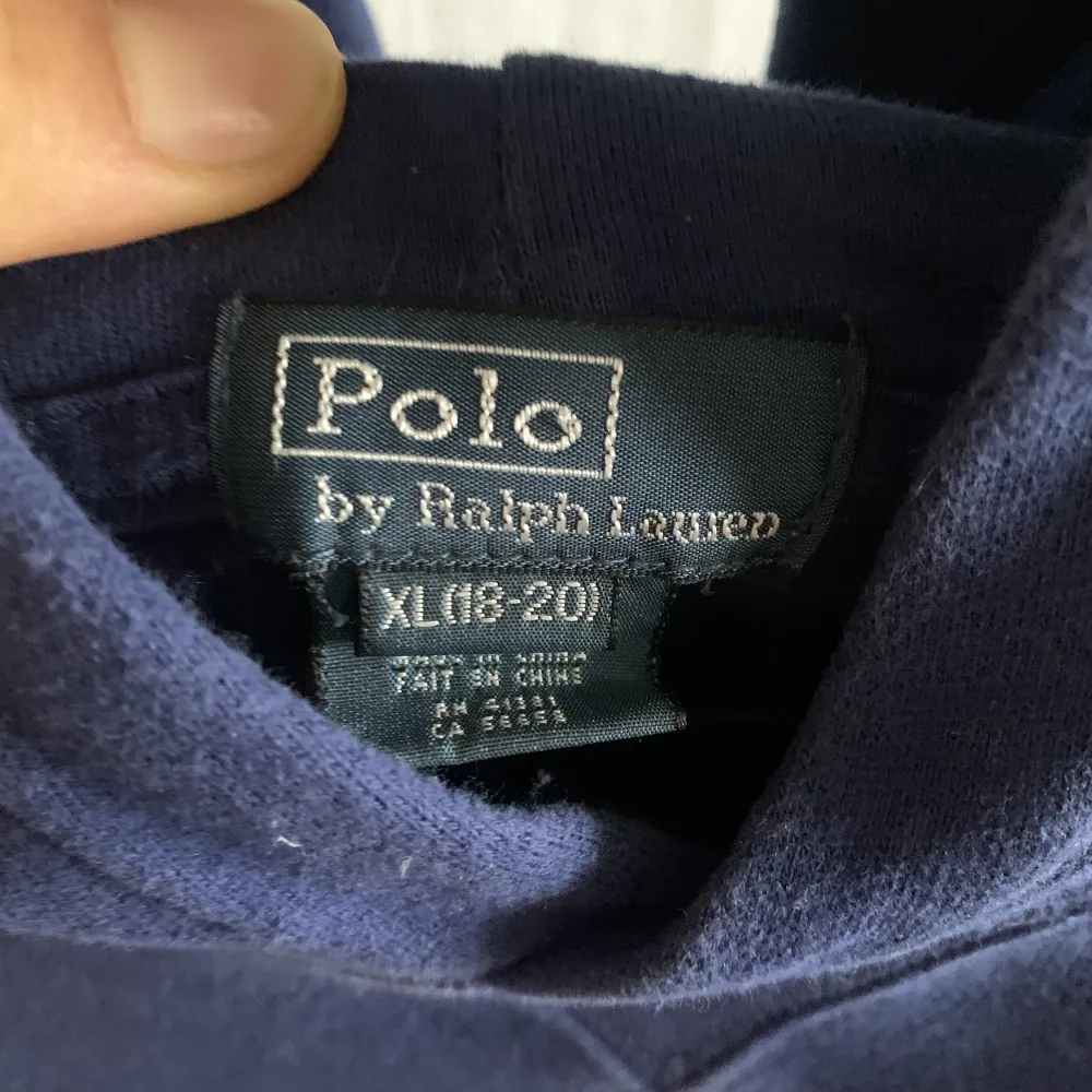 Ralph Lauren hoodie köpt i USA med amerikansk storlek. Det är en barnsize XL (18-20 år), vilket jag uppskattar vara ungefär en M i vuxen EU-storlek.   Fint begagnat skick. . Hoodies.