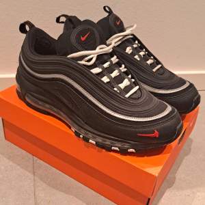 Säljer dessa Air Max 97. Använd några gånger, skolåda ingår. Eventuell fraktkostnad tillkommer.