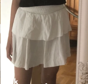 Vit volang kjol - Säljer en vit volang kjol💕