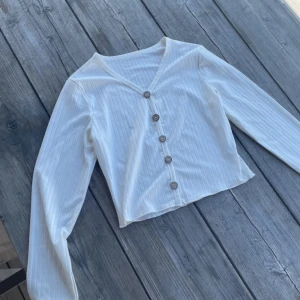 Topp - Jättesöt topp med knappar💞 nyskick😇 använd gärna ” köp nu ”