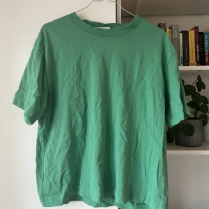 Grön t-shirt - En sparsamt använd grön tisha i tjockare material 🤍