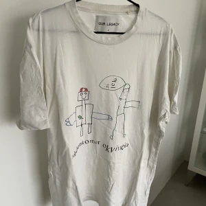 OUR LEGACY t-shirt - Rätt dåsigt skick. Men fräckt print.