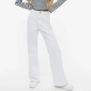 Vit byxa  - Säljer dessa vita ”twillbyxor” från HM, då de ej används. Använt ett fåtal gånger så i gott skick. Önskas egna bilder är de bara att fråga :) Frakt ingår ej <3