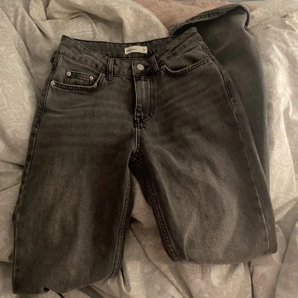 Gråa Perfect jeans från Gina tricot storlek 32, säljer då de är för långa för mig. Swishbetalning ❤️. Jeans & Byxor.