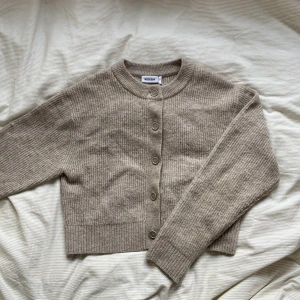 Kofta weekday - Härlig kofta från weekday, sparsamt använd