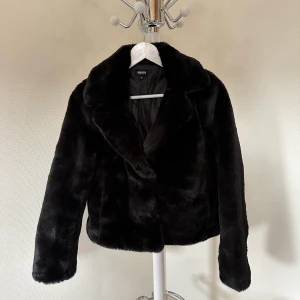 Fuskpäls  - Fuskpäls från Bubbleroom, otroligt mjuk och fin. Endast använd en gång och så gott som nyskick! 🖤