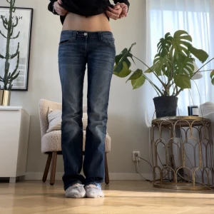 Jeans - Köpte second hand super snygga! De är ungefär 34 i storleken! Jag är 162❤️