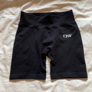 Iciw shorts - Säljer mina tränings shorts från Iciw då de inte längre kommer till användning 