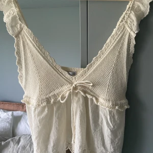 Söt topp från Zara - Intressekoll på denna jättesöta toppen från Zara, använd ca 2 gånger och är därför i nyskick☺️💕