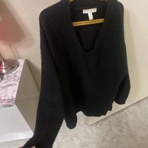 Svart v ringad stickad tröja  - Använd några månader  Väldigt mysig  