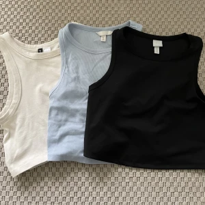 Crop top - 3 stycken crop tops som är obetydligt använda. Den svarta är i ett tjockare elastiskt material medans de andra är ribbade! Säljer alla 3 för 100kr 🌟